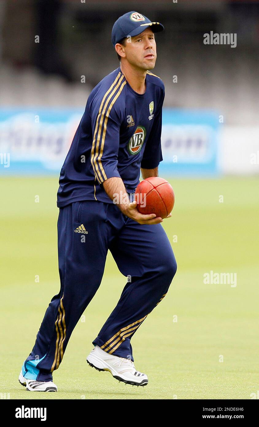 Australia's cricket team captain Ricky Ponting catches a ball during a training session at Lord's cricket ground in London, Monday, July 12, 2008. Australia will play against Pakistan at Lord's starting Tuesday. (AP Photo/Kirsty Wigglesworth) Stockfoto