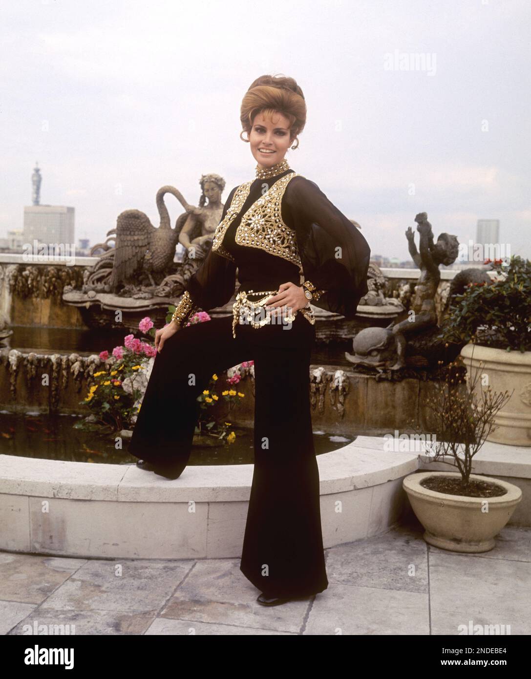 Das Aktenfoto der amerikanischen Schauspielerin Raquel Welch vom 01. Oktober 04/69, die in einem reich verzierten, ausgestellten Hosenanzug für Fotografen auf dem Dach des Dorchester Hotels in London posiert. Der fantastische Voyage-Star Raquel Welch ist im Alter von 82 Jahren gestorben, wie ihr Manager und ihre Familie bestätigt haben. Ausgabedatum: Mittwoch, 15. Februar 2023. Stockfoto