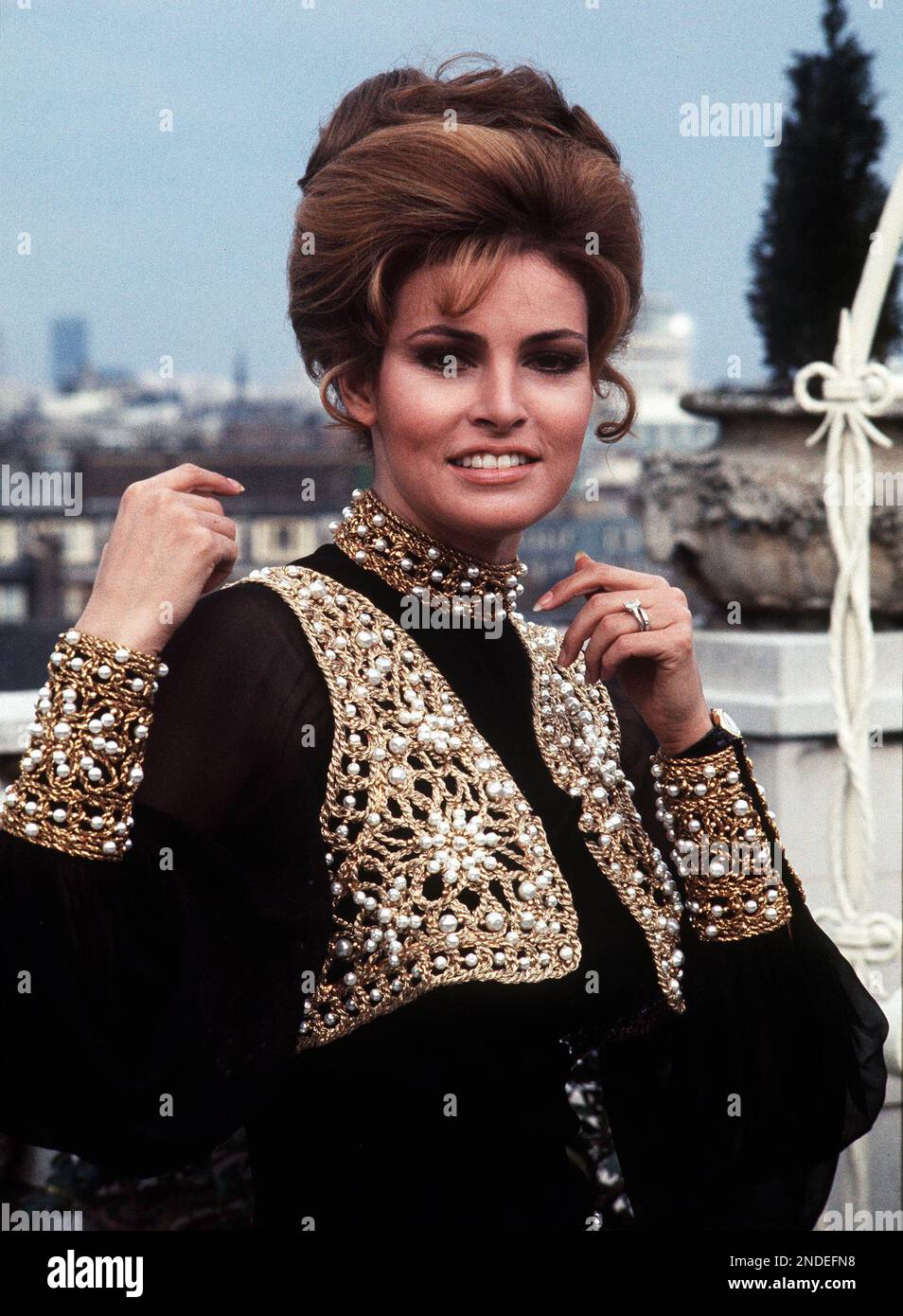 Das Aktenfoto der amerikanischen Schauspielerin Raquel Welch vom 01. Oktober 04/69, die in einem reich verzierten, ausgestellten Hosenanzug für Fotografen auf dem Dach des Dorchester Hotels in London posiert. Der fantastische Voyage-Star Raquel Welch ist im Alter von 82 Jahren gestorben, wie ihr Manager und ihre Familie bestätigt haben. Ausgabedatum: Mittwoch, 15. Februar 2023. Stockfoto