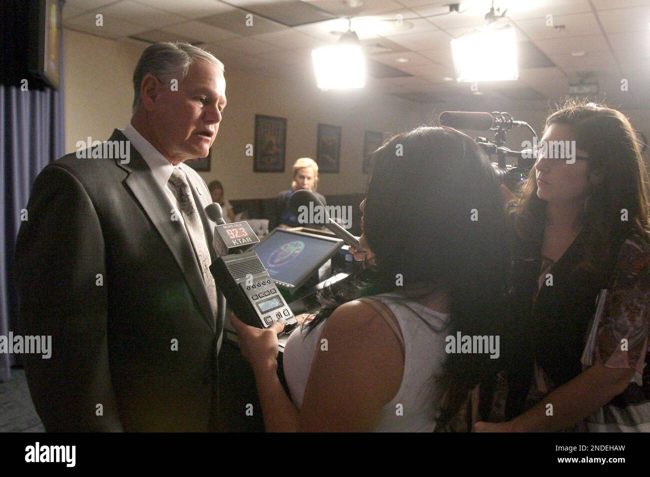 Interim Maricopa County Attorney Rick Romley, left, talks with reporters about enforcing the Arizona immigration law SB1070 after a news conference Thursday, July 8, 2010, in Phoenix. The new law is set to go into effect on July 29. (AP Photo/Ross D. Franklin) Stockfoto