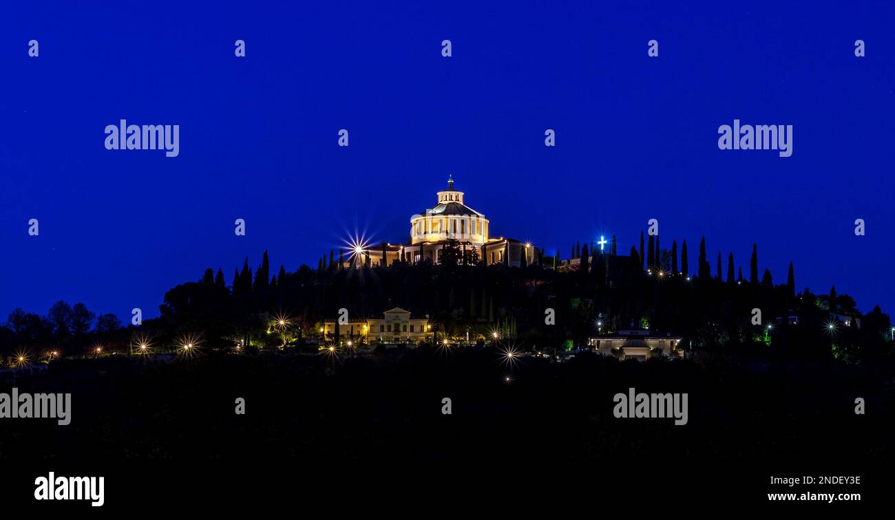 Verona, Italien - 27. 2021. Oktober: Heiligtum unserer Lieben Frau von Lourdes bei Nacht. Stockfoto