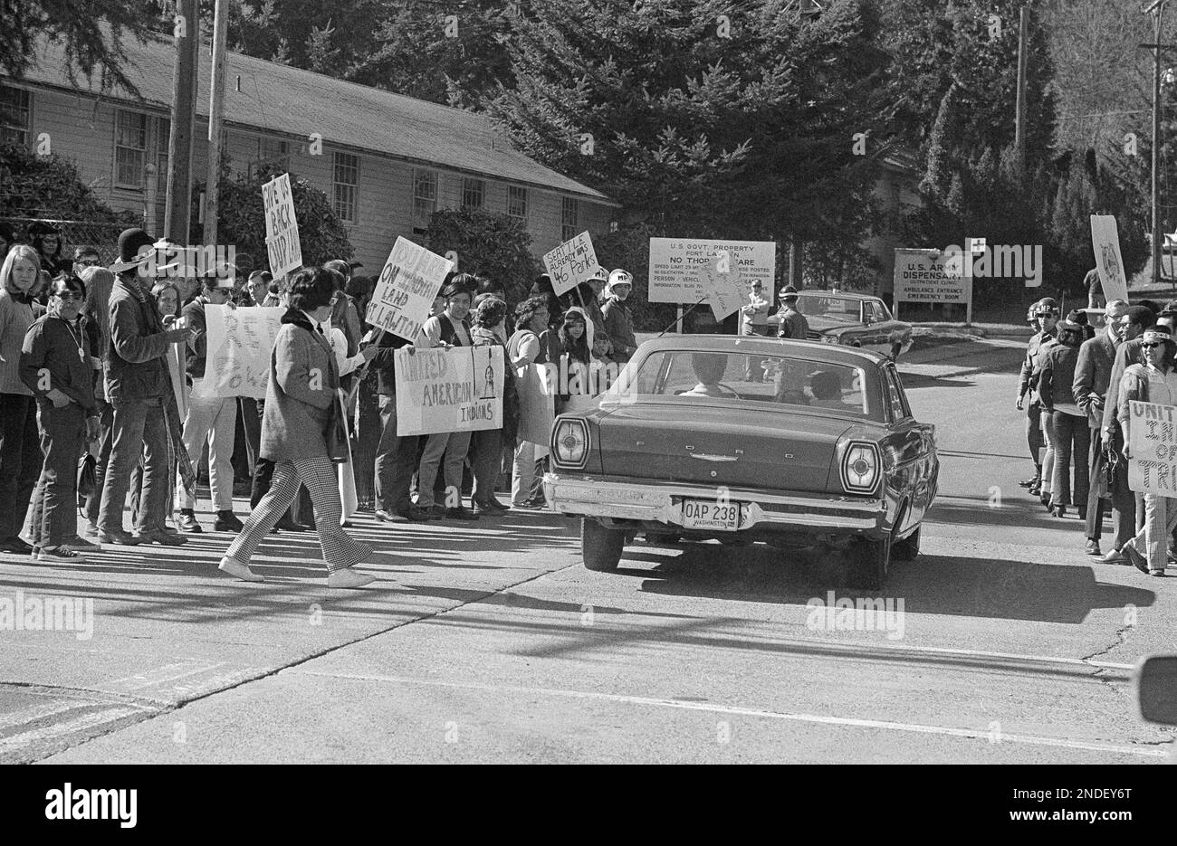 Nearly 100 Native Americans and their supporters laid siege to the Army's Fort Lawton in Seattle, March 10, 1970, vowing to remain until the federal government gives them the facility. Military police check cars as they entered the post as unauthorized civilians were barred from entering the base which normally is open to all traffic. (AP Photo/Barry Sweet) Stockfoto