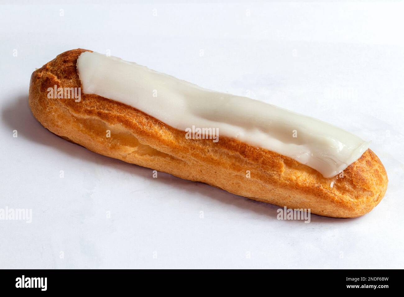 Vanille-eclair-Gebäck auf weißem Hintergrund Stockfoto