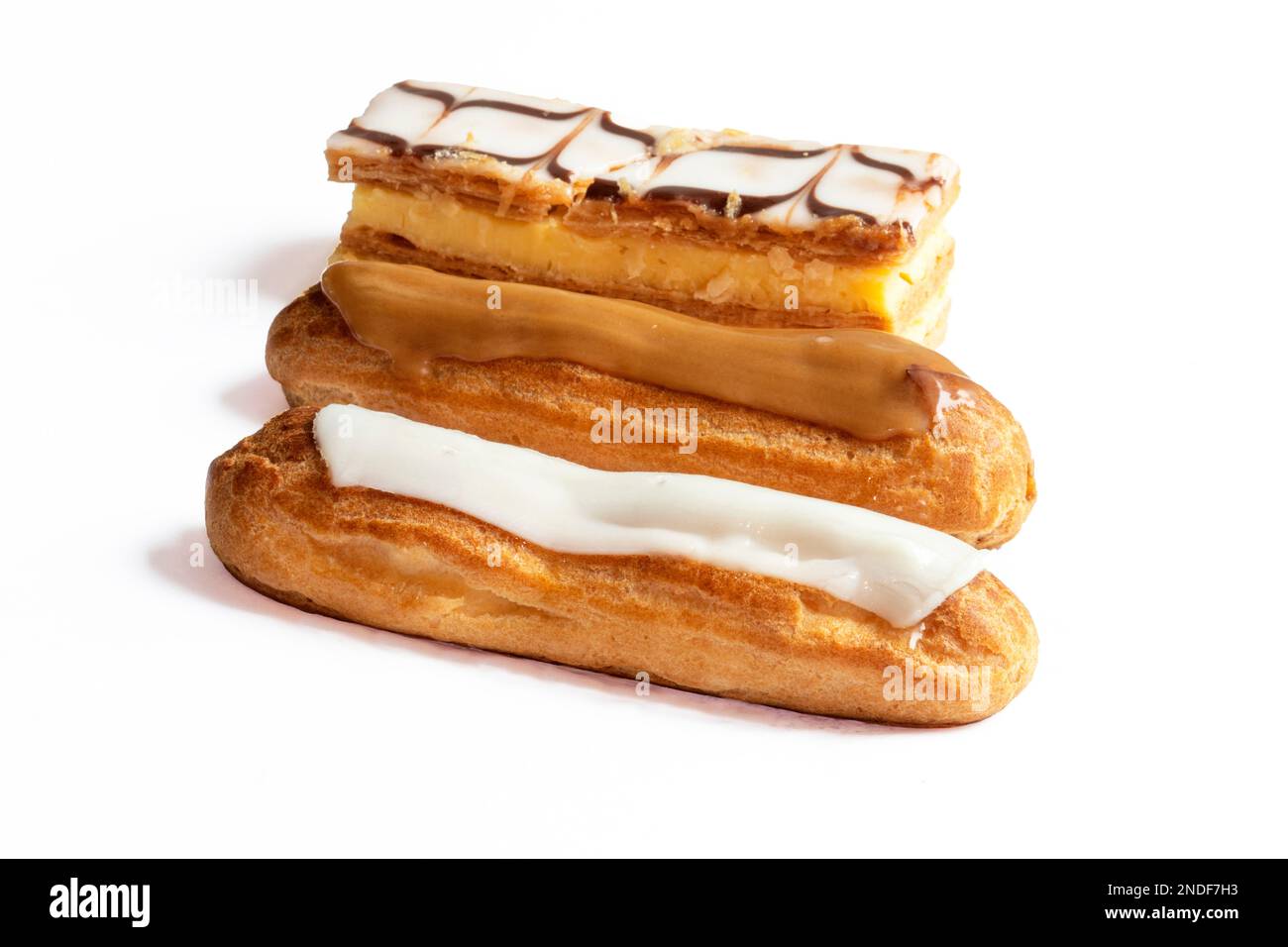 Coffee eclair, Vanille eclair und Millefeuille Gebäck auf weißem Hintergrund Stockfoto