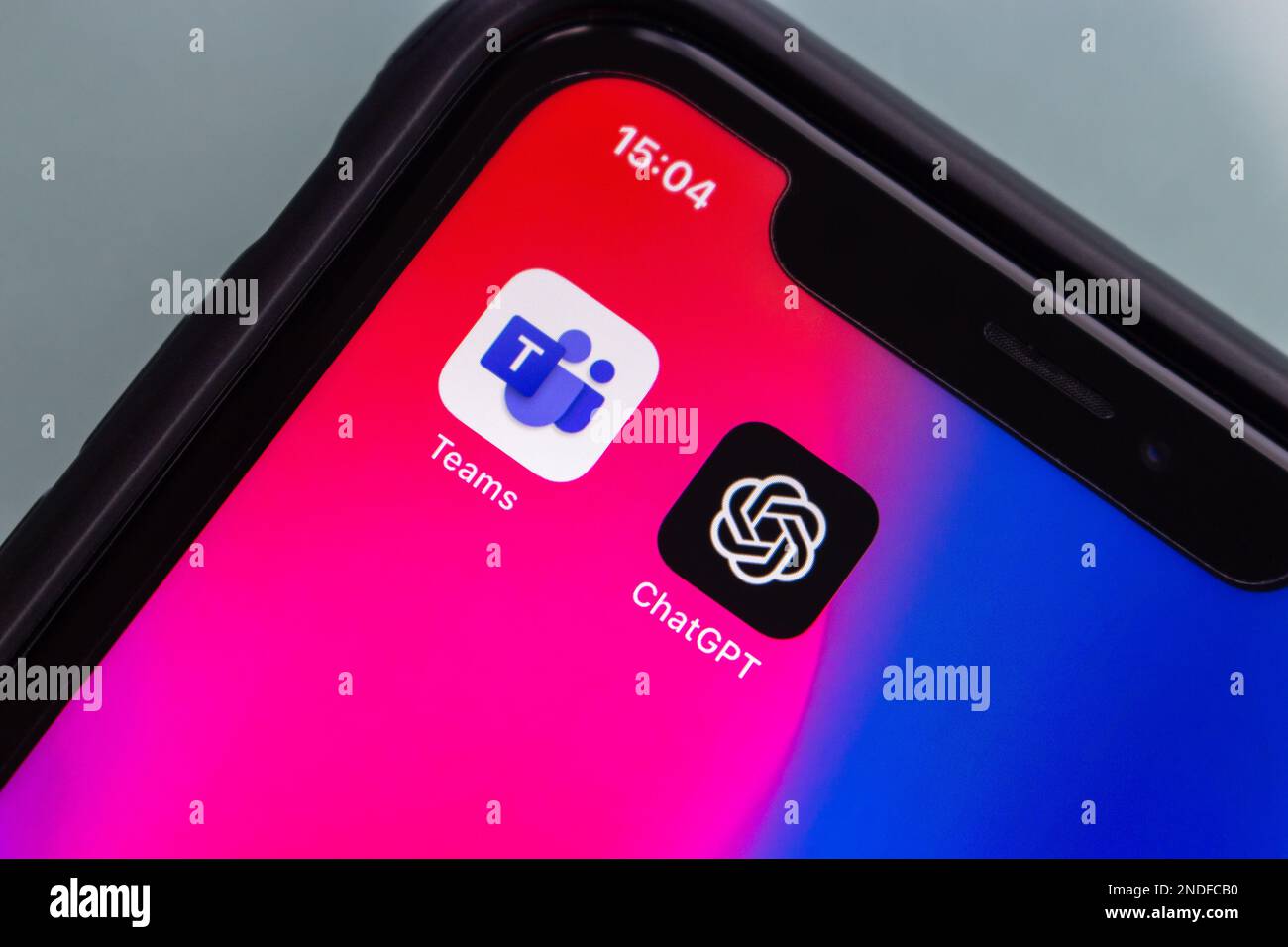 Microsoft-Teams und ChatGPT-Symbole auf einem iPhone. Im Februar 2023 kündigte Microsoft an, dass die ChatGPT-Technologie von OpenAI neue Funktionen für Teams Premium bietet Stockfoto