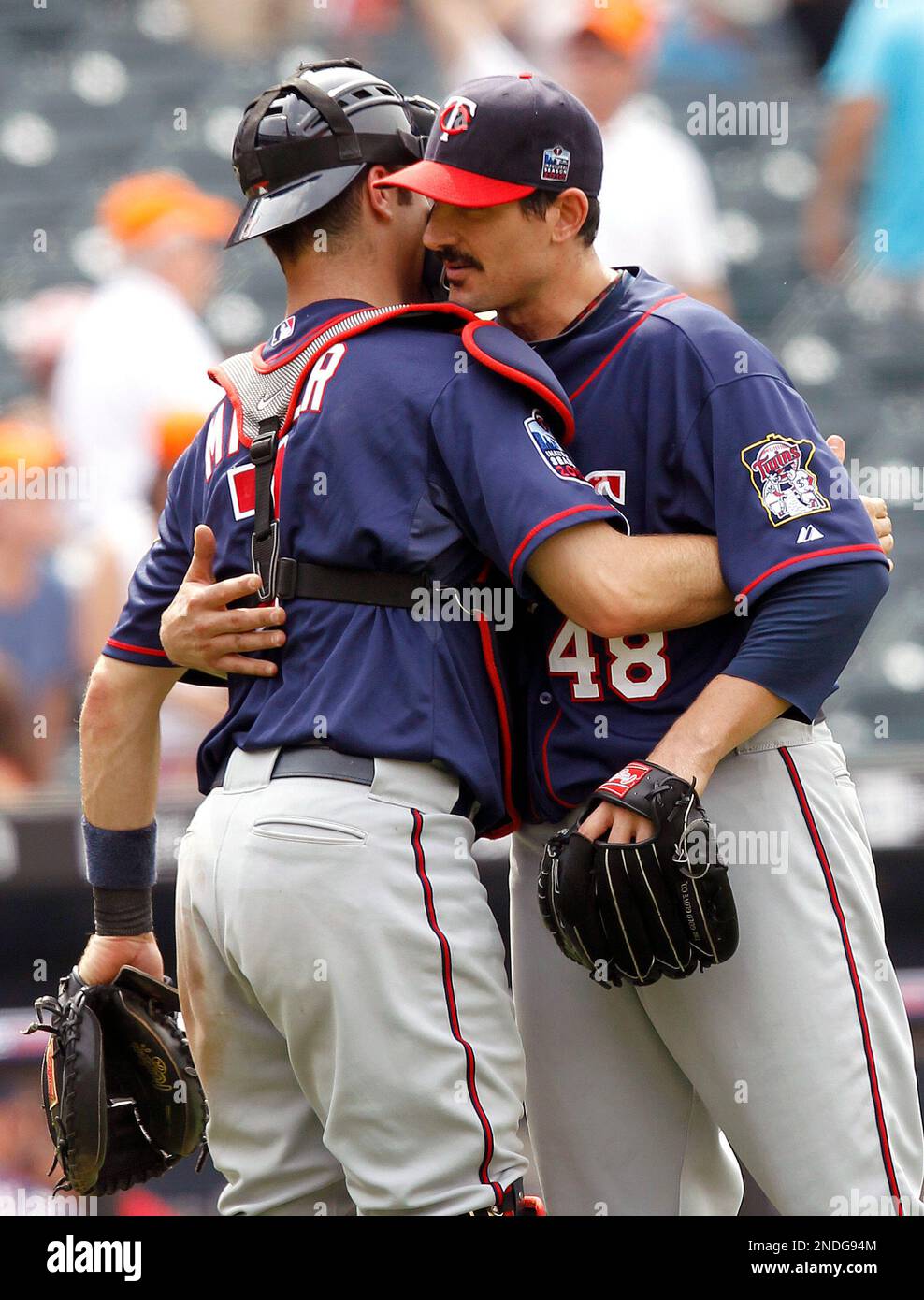 Minnesota Twins' Carl Pavano (48) gets a hug from catcher Joe Mauer (7) after his throwing a complete game 6-0 win against the New York Mets in a baseball game at Citi Field in New York, Saturday, June 26, 2010. (AP Photo/Paul J. Bereswill) Stockfoto