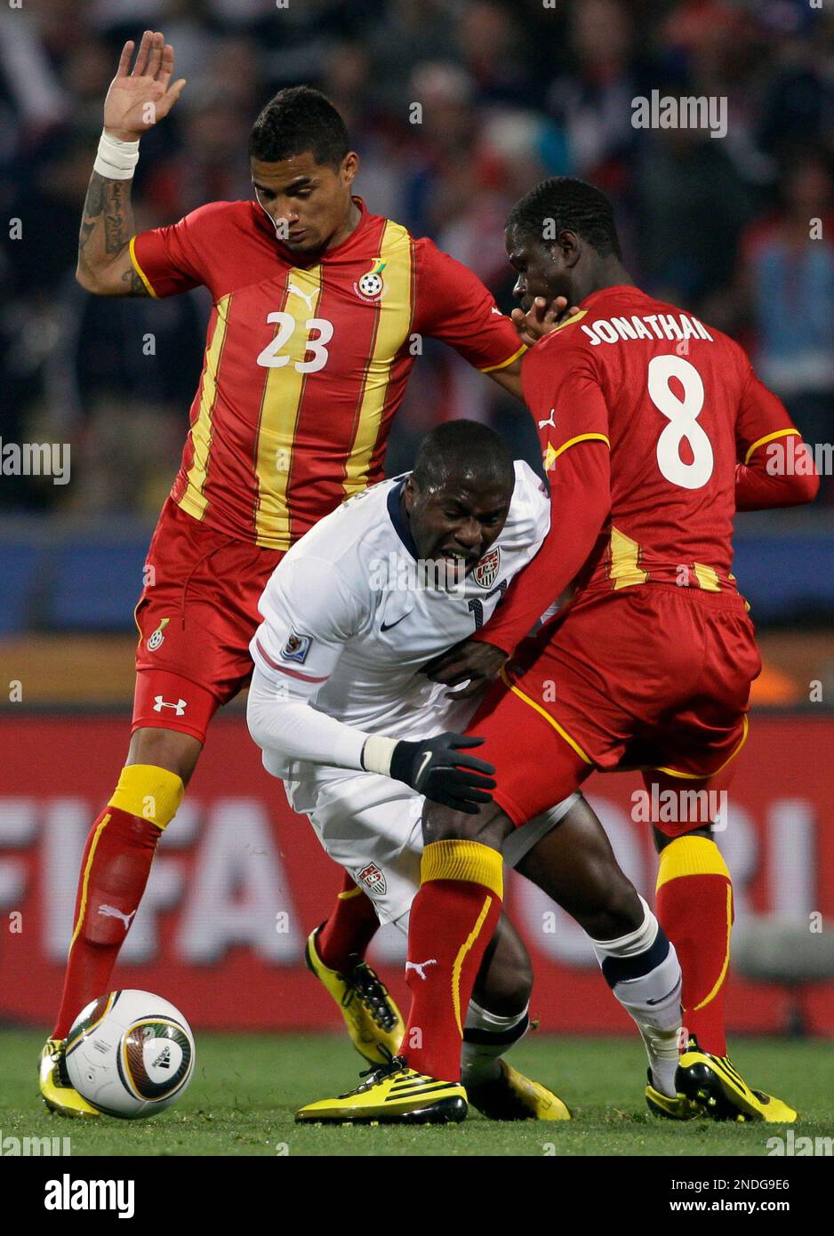 United States' Jozy Altidore, center, is tackled by Ghana's Kevin-Prince Boateng, left, and Ghana's Jonathan Mensah, right, during the World Cup round of 16 soccer match between the United States and Ghana at Royal Bafokeng Stadium in Rustenburg, South Africa, Saturday, June 26, 2010. (AP Photo/Ivan Sekretarev) Stockfoto