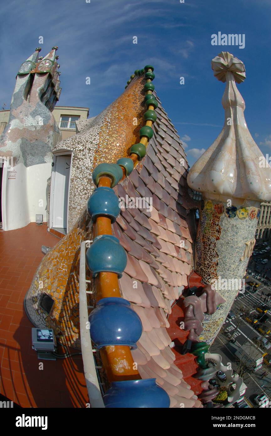 Keramik und Schornsteine auf dem Dach, Casa Batlló vom Architekten ...