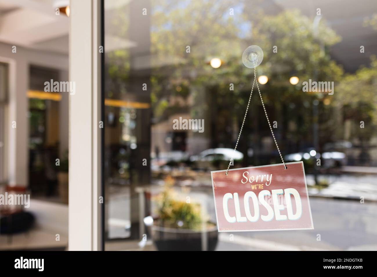 Nahaufnahme der Eingangstür des Cafés mit geschlossenem Schild. Café, Freizeit und Stadtkonzept. Stockfoto