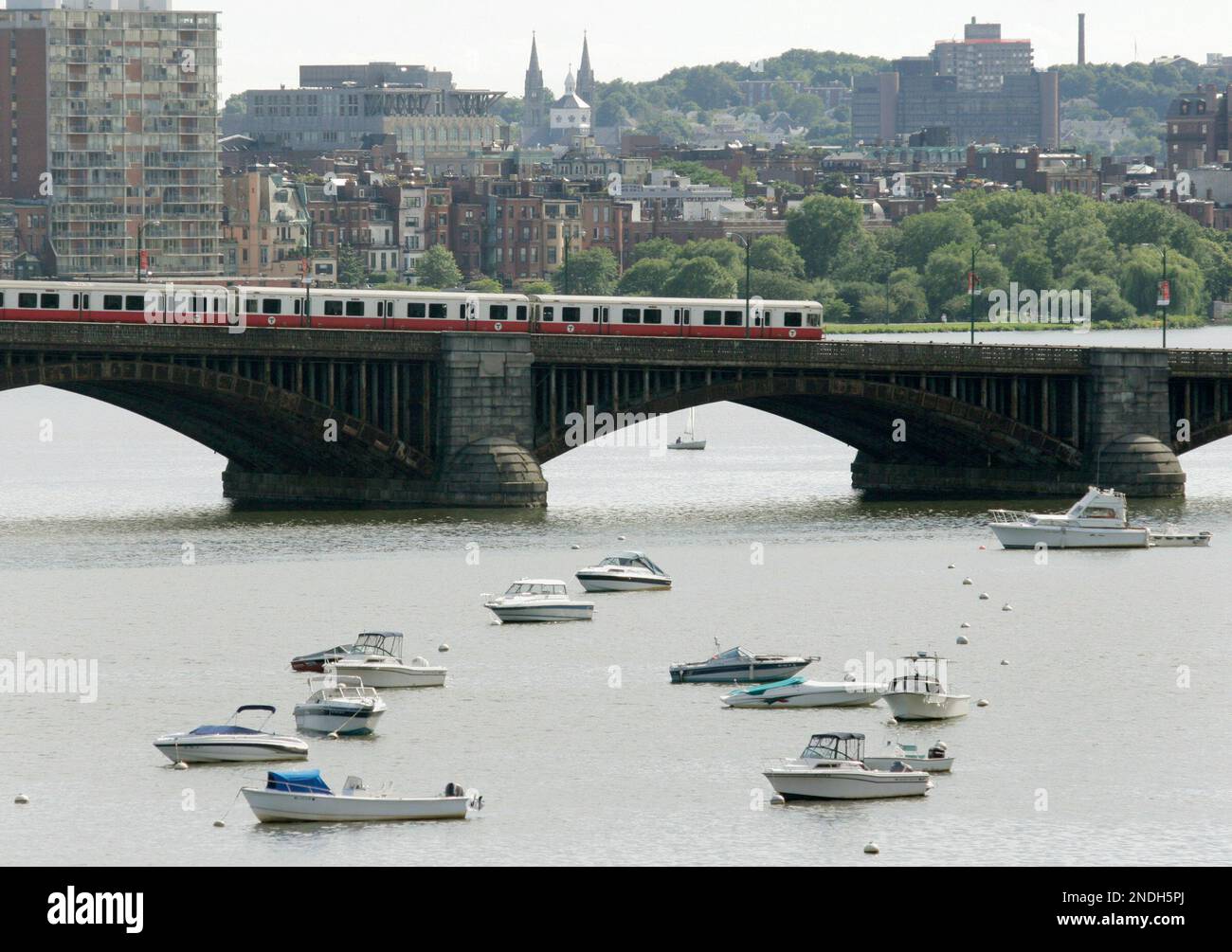 FILE - In this Aug. 9, 2007, file photo, a Massachusetts Bay Transportation Authority Red Line train travels over the Longfellow Bridge on the Charles River with Boston visible in the background. Gov. Deval Patrick announced Monday, June 21, 2010 a $260 million reconstruction of bridge to its "former glory." Full reconstruction will start in fall of 2011, with completion set for 2016. (AP Photo/Kevin Martin, File) Stockfoto