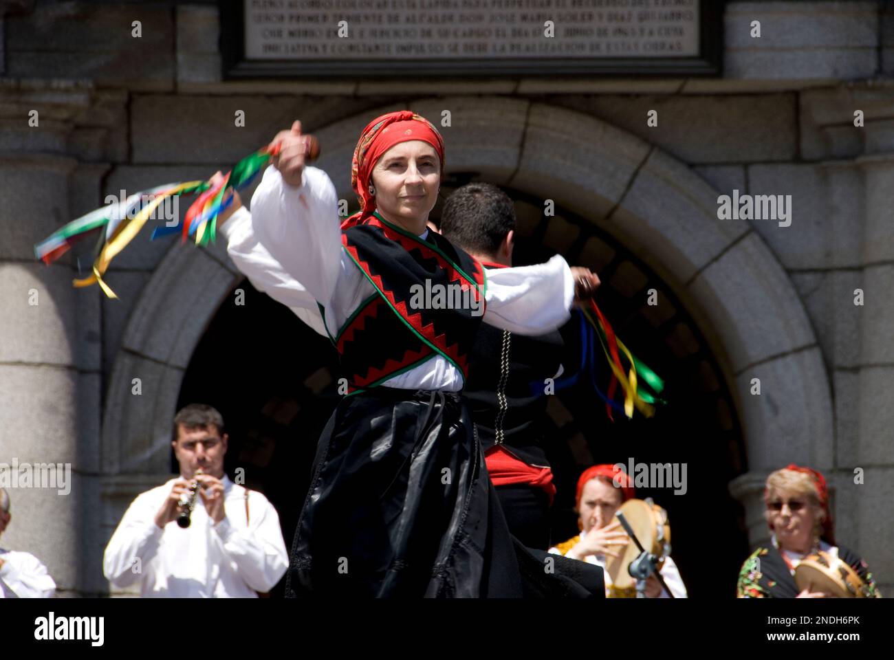 Tänzerin im regionalen Tanzwettbewerb, Plaza Mayor, Madrid, Spanien Stockfoto