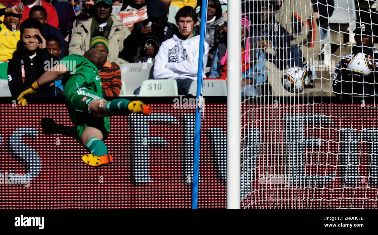 Slovakia goalkeeper Jan Mucha, left, jumps for the ball during the World Cup group F soccer match between Slovakia and Paraguay at Free State Stadium in Bloemfontein, South Africa, Sunday, June 20, 2010. (AP Photo/Martin Meissner) Stockfoto