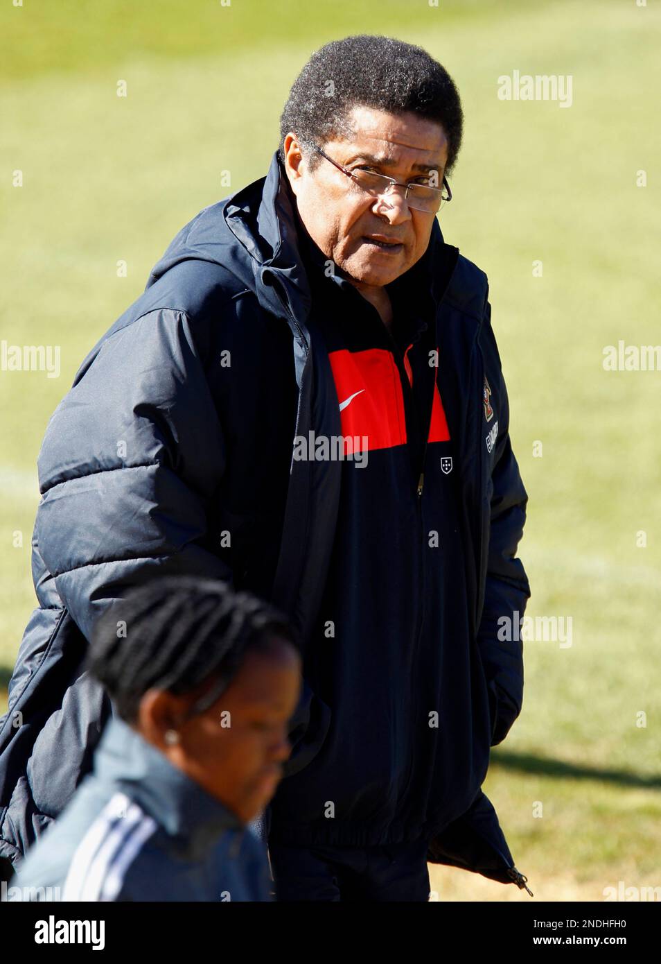 Portugal's soccer legend Eusebio arrives to watch a training session of the Portuguese team at the Bekker Highschool in Magaliesburg, outside Johannesburg, South Africa, Saturday, June 19, 2010. Portugal will face North Korea in a soccer World Cup group G match June 21. (AP Photo/Armando Franca) Stockfoto