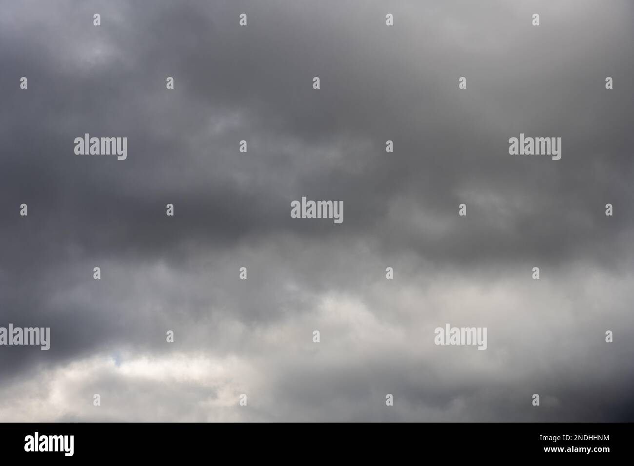 Ein Tag voller grauer Wolken voller Wasser und bösem Blut. Vektorwoll-Texturhintergrund Stockfoto