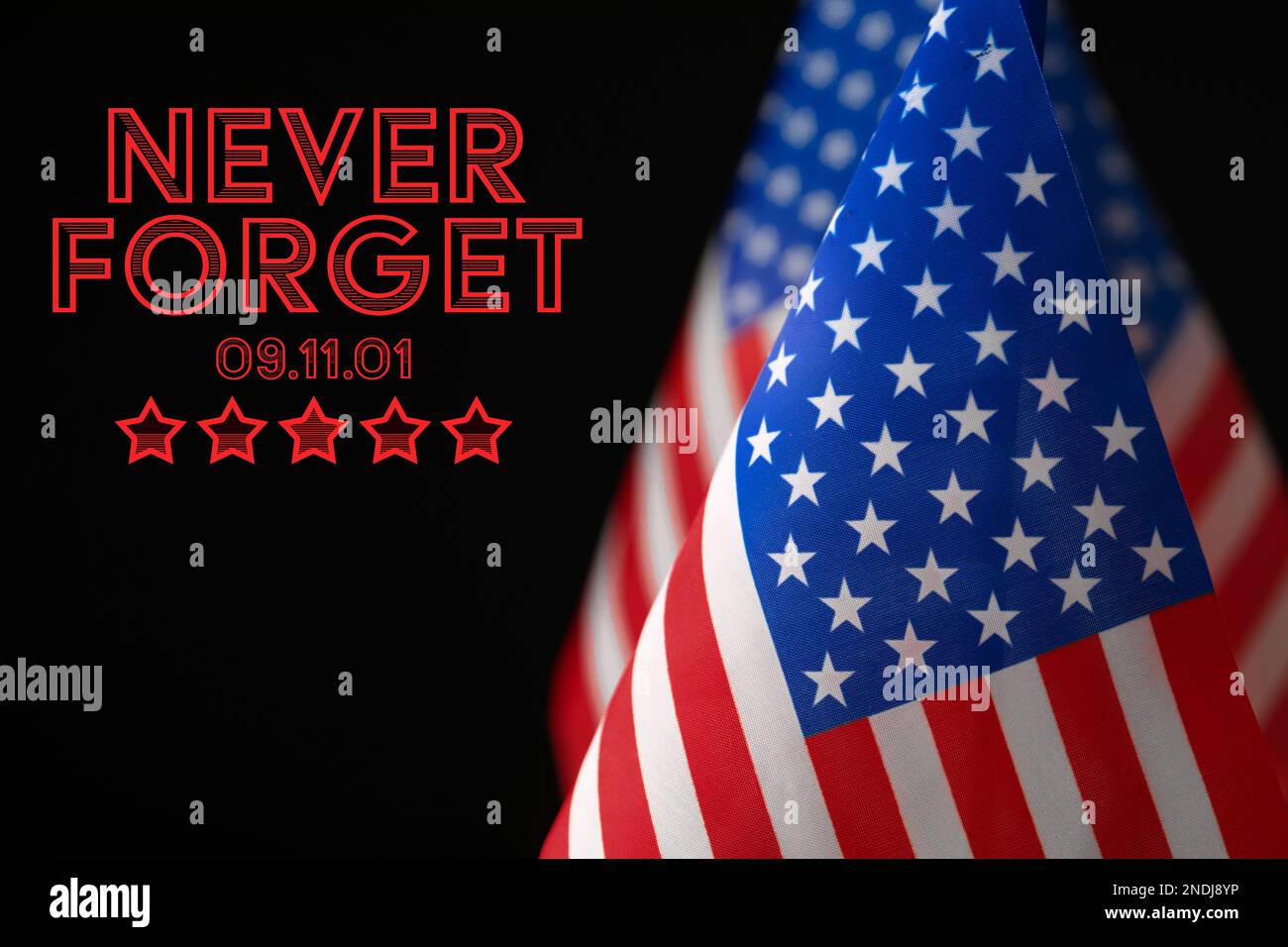 Gedenktag. Amerikanische Flagge auf schwarzem Hintergrund, Nahaufnahme Stockfoto