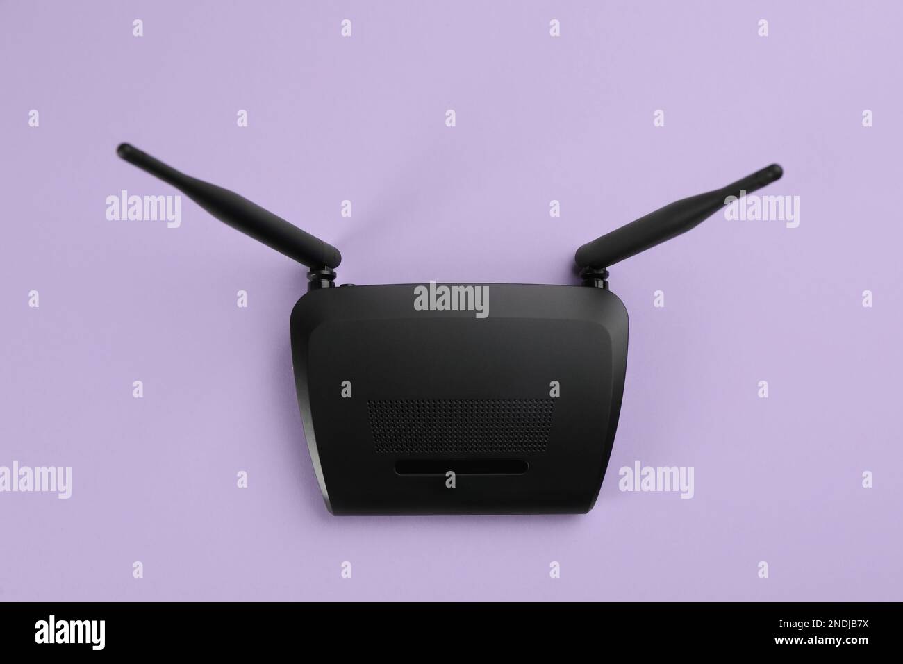 Moderner WLAN-Router im lilafarbenen Hintergrund, Draufsicht Stockfoto