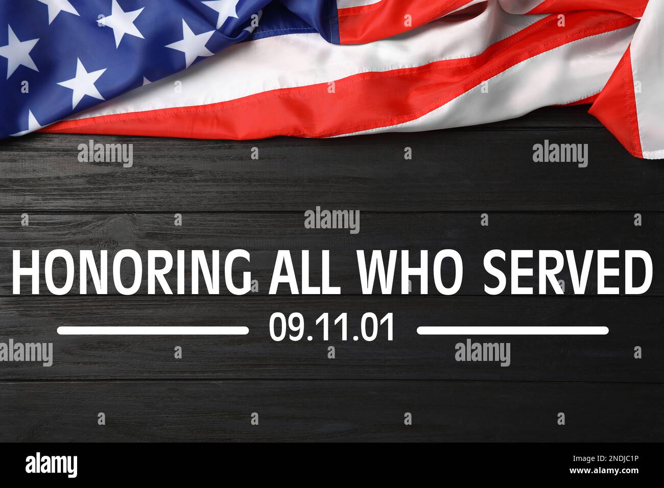 Gedenktag. Amerikanische Flagge auf schwarzem Holztisch, Draufsicht Stockfoto