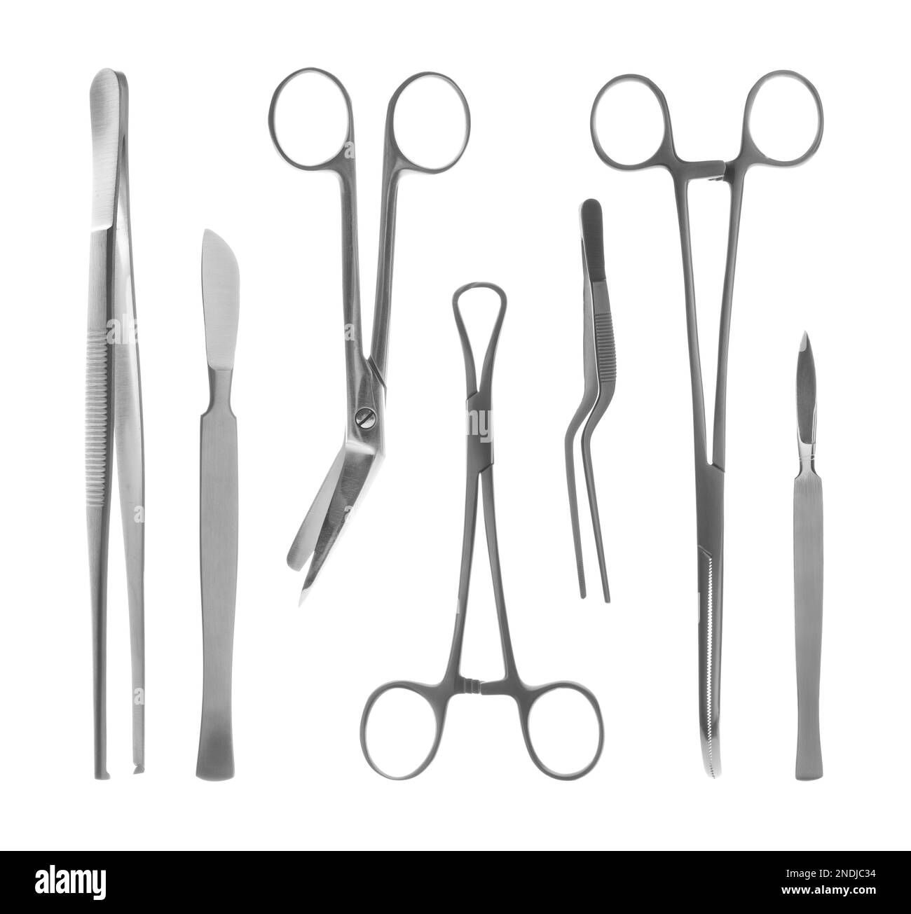 Set mit verschiedenen chirurgischen Instrumenten auf weißem Hintergrund Stockfoto