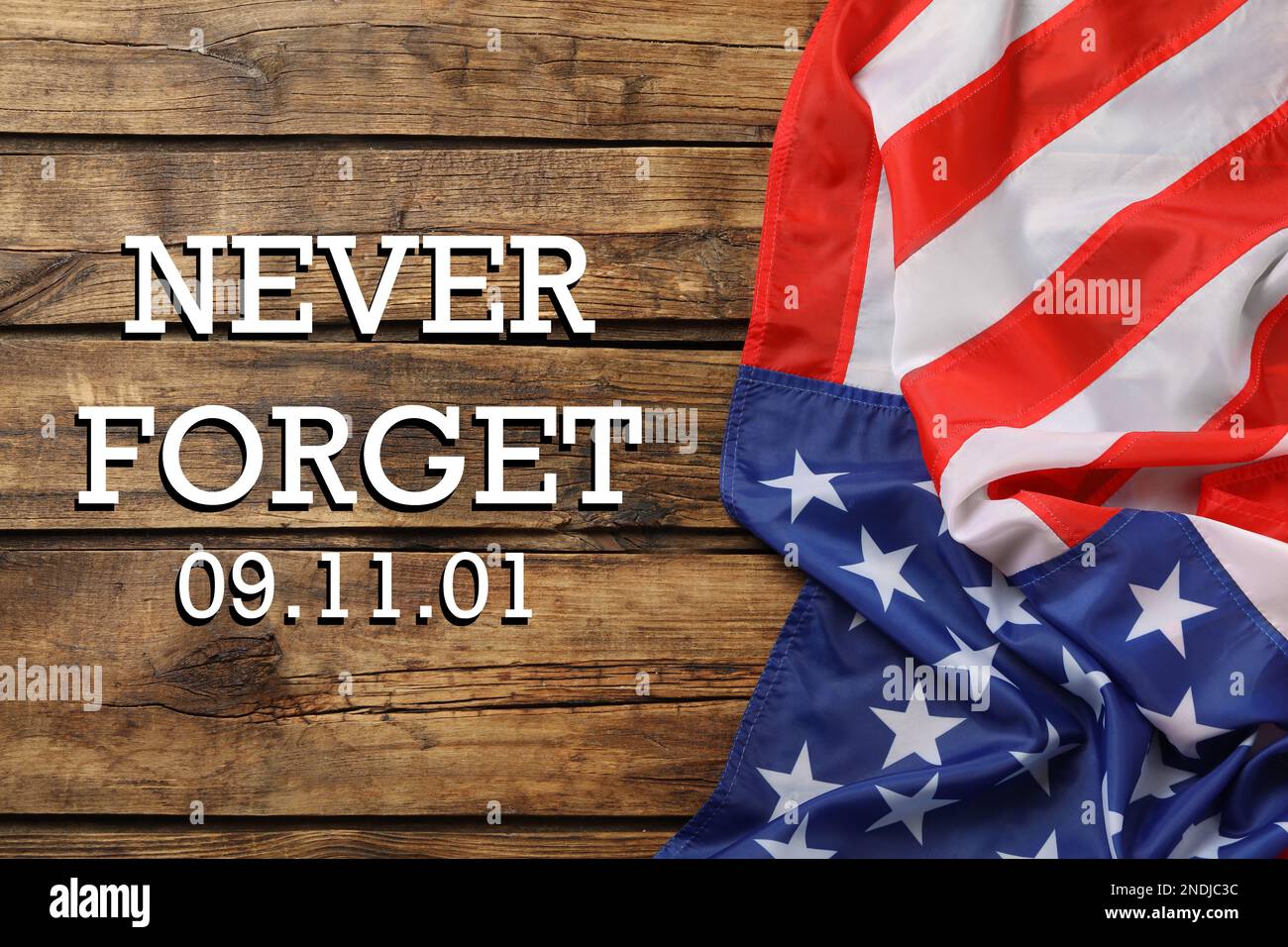 Gedenktag. Amerikanische Flagge auf Holztisch, Draufsicht Stockfoto