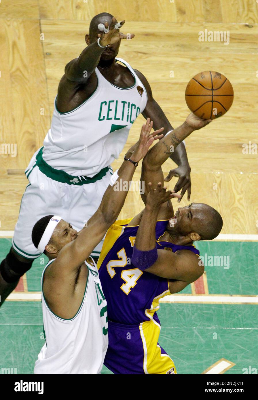 Los Angeles Lakers guard Kobe Bryant (24) shoots against the defense of Boston Celtics forwards Paul Pierce, right, and Kevin Garnett, rear, during the second quarter in Game 5 of the NBA basketball finals Sunday, June 13, 2010, in Boston. (AP Photo/Charles Krupa) Stockfoto