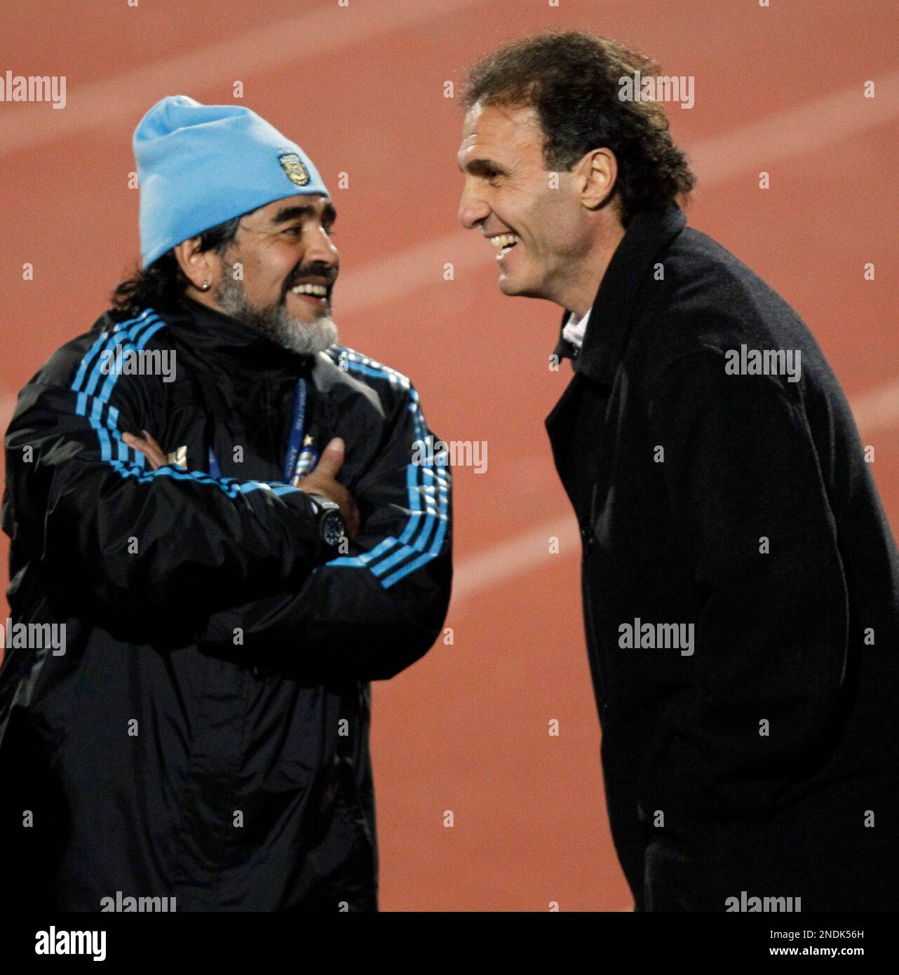 Argentina's coach Diego Maradona, left, talks with former player Oscar Ruggeri, during a practice in Pretoria, South Africa, Thursday, June 10, 2010. Argentina will play in the Group B of the soccer World Cup that will kick off on June 11. (AP Photo/Ricardo Mazalan) Stockfoto
