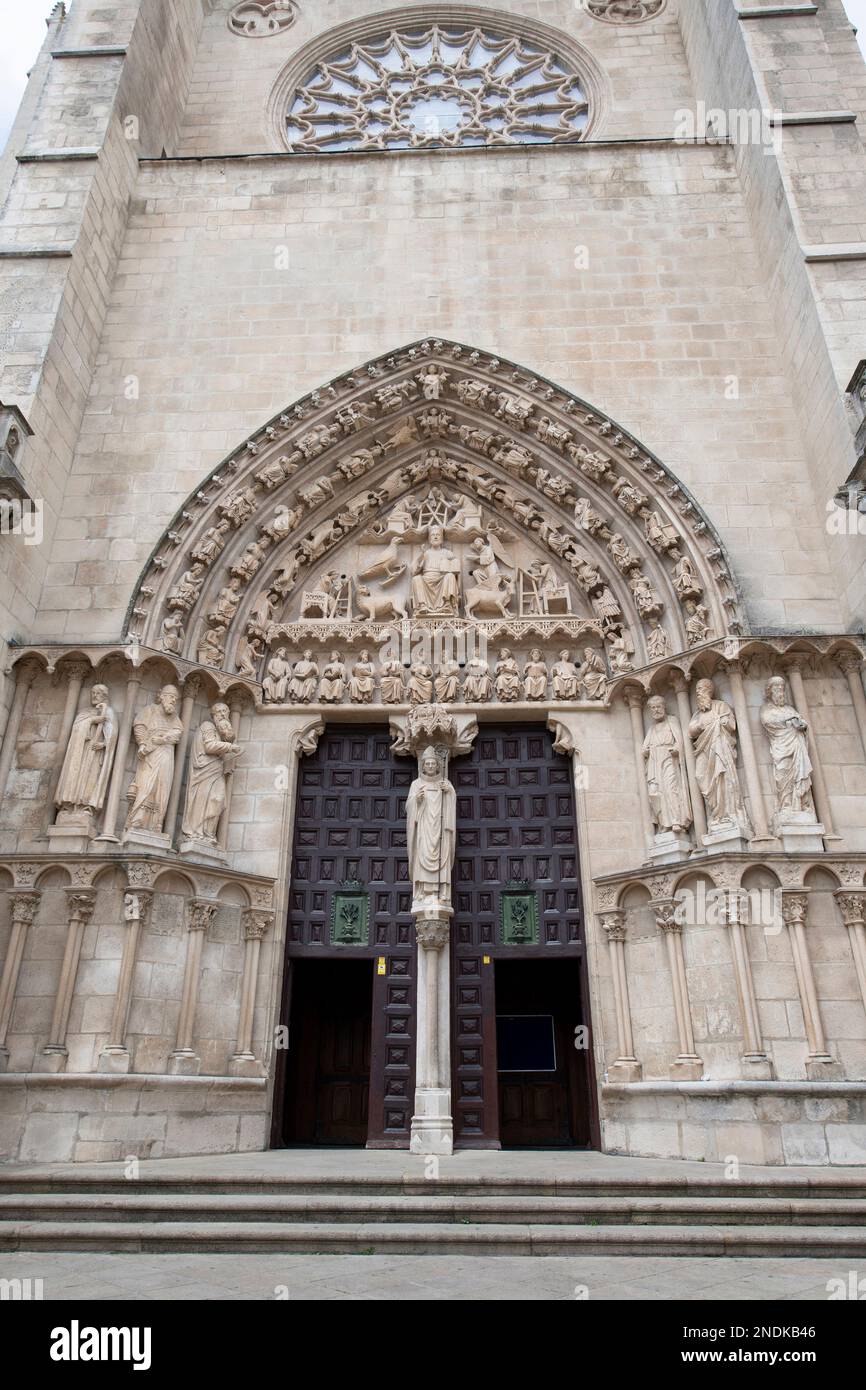 Türen mit Tympanum, in dem Jesus als Pantokrator mit dem Buch des ...
