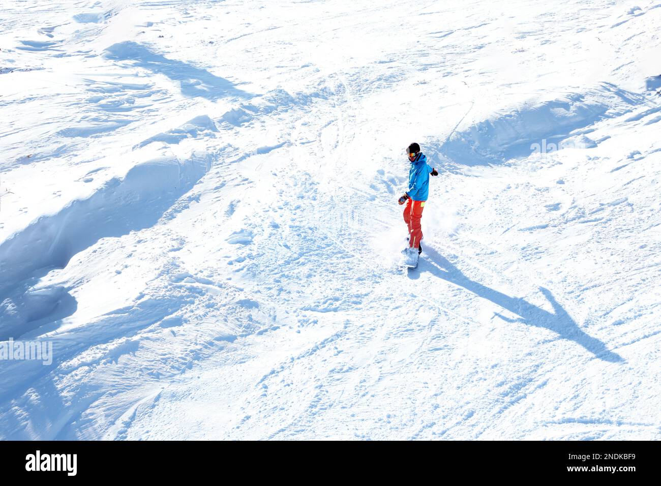 Männlicher Skifahrer auf der Piste im Resort. Winterurlaub Stockfoto