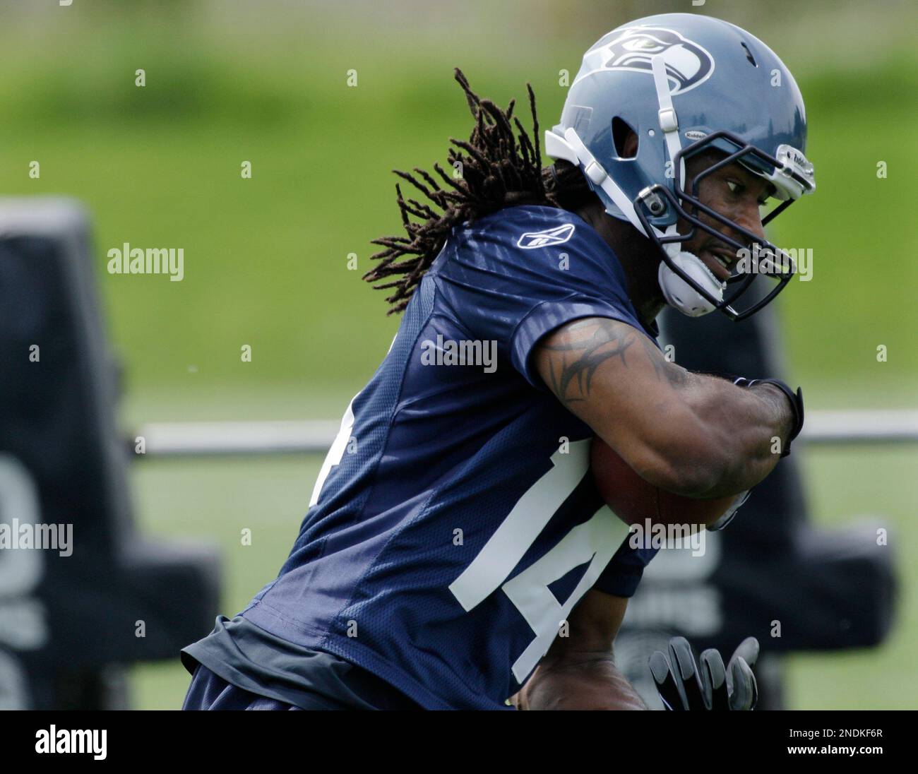 Seattle Seahawks' Isaiah Stanback takes part in practice drills, Tuesday, June 8, 2010, during an NFL football organized team activity in Renton, Wash. The Seahawks claimed the wide receiver, kick returner and former Washington Huskies quarterback off waivers from the New England Patriots last week. (AP Photo/Ted S. Warren) Stockfoto
