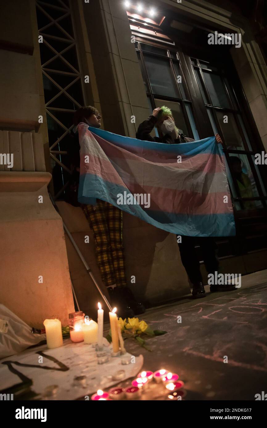 London, Großbritannien. 15. Februar 2023. Transgender-Leute und -Unterstützer besuchen eine Kerzenlichtwache für die Transgender-Teenagerin Brianna Ghey, die außerhalb des Bildungsministeriums stattfindet. Die 16-jährige Brianna Ghey wurde am 11. Februar in einem Park in Warrington erstochen aufgefunden und ein Junge und ein Mädchen, beide im Alter von 15 Jahren, wurden seitdem von der Cheshire Polizei des Mordes angeklagt. Ihr Fall wird auch als mögliches Hassverbrechen untersucht. Kredit: Mark Kerrison/Alamy Live News Stockfoto