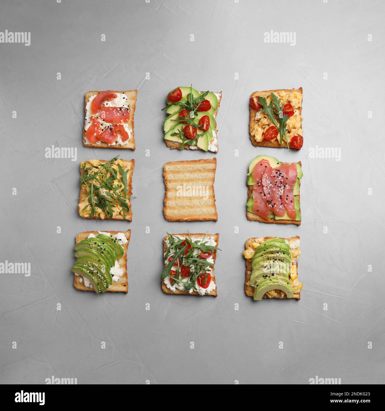 Set mit verschiedenen Sandwiches auf hellgrauem Tisch, flach liegend Stockfoto