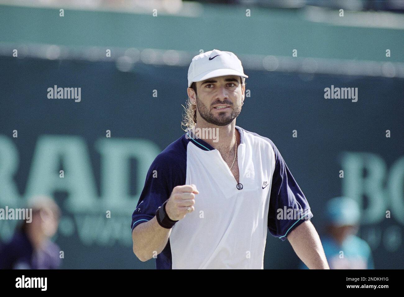 Andre Agassi, of Las Vegas, clenches his fist after breaking Stefan Edberg in the second set during their quarterfinal match at the Lipton Championships in Key Biscayne, Florida, Thursday, March 17, 1994. Agassi, seeded 24th, upset Edberg, the number two seed, with a 7-6 (9-7), 6-2 victory. (AP Photo/Lynne Sladky) Stockfoto