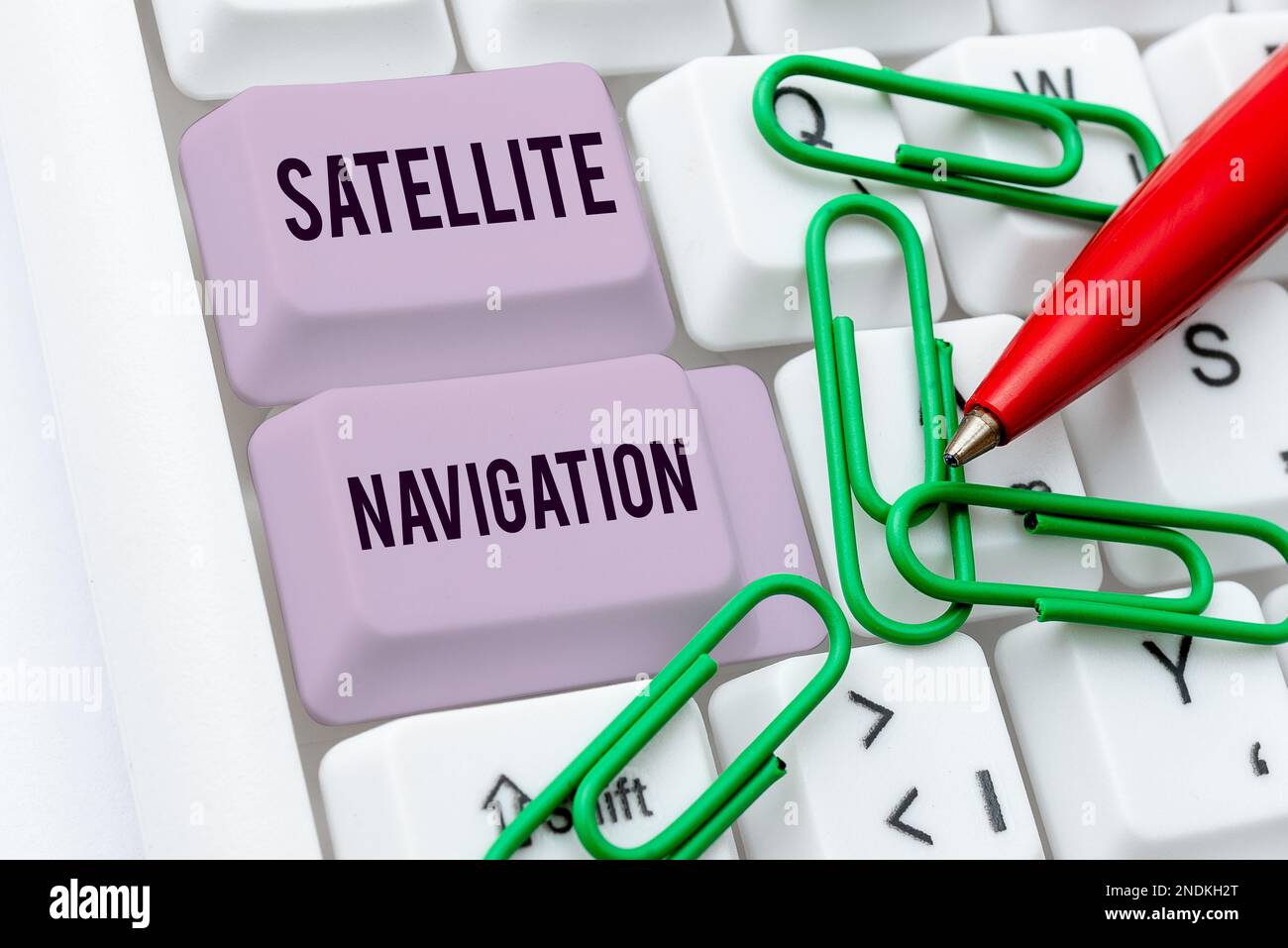 Handschriftliches Schild Satellitennavigation. Ein Wort für ein System, das eine autonome georäumliche Positionierung ermöglicht Stockfoto