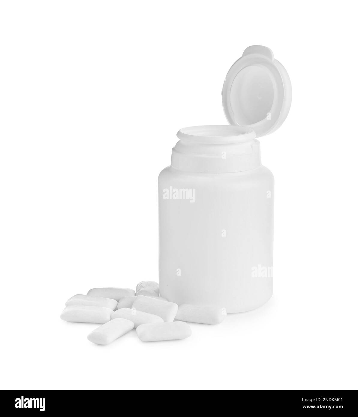 Kaugummistücke und Weithalsgefäß auf weißem Hintergrund Stockfoto