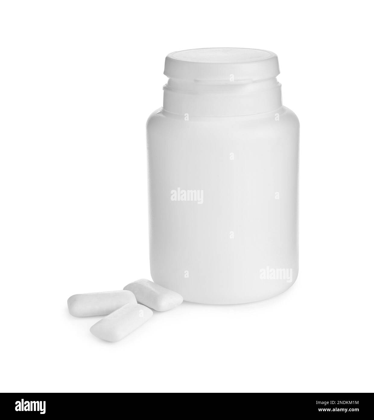 Kaugummistücke und Weithalsgefäß auf weißem Hintergrund Stockfoto