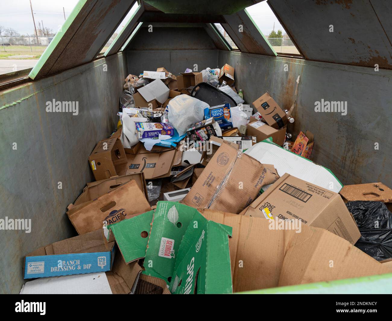 Müll und Recycling-Papier und -Kunststoff in Recyclingbehältern in Montgomery, Alabama, USA. Stockfoto