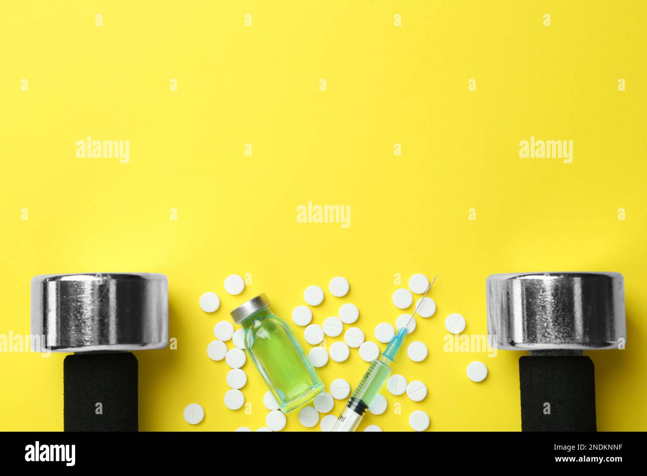 Verschiedene Drogen und Sportgeräte auf gelbem Hintergrund, flach liegend mit Platz für Text. Dopingkontrolle Stockfoto