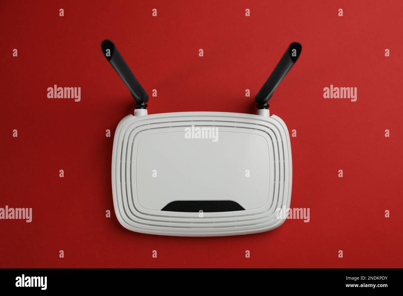 Moderner WLAN-Router auf rotem Hintergrund, Draufsicht Stockfoto