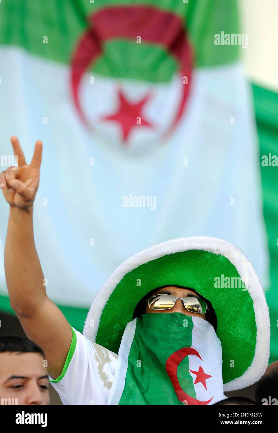 A fan from Algeria prior to a soccer friendly match between Algeria and United Arab Emirates, in Fuerth, Germany, on Saturday, June 5, 2010. (AP Photo/Daniel Maurer) Stockfoto