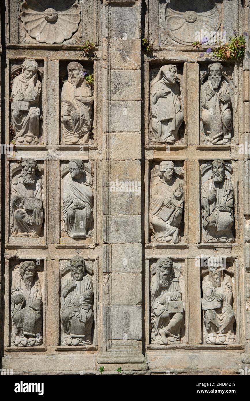 Romanische Statuen von Propheten, Aposteln und Patriarchen neben der Heiligen Tür, Puerta Santa, Praza da Quintana, Santiago de Compostela Kathedrale, Sant Stockfoto