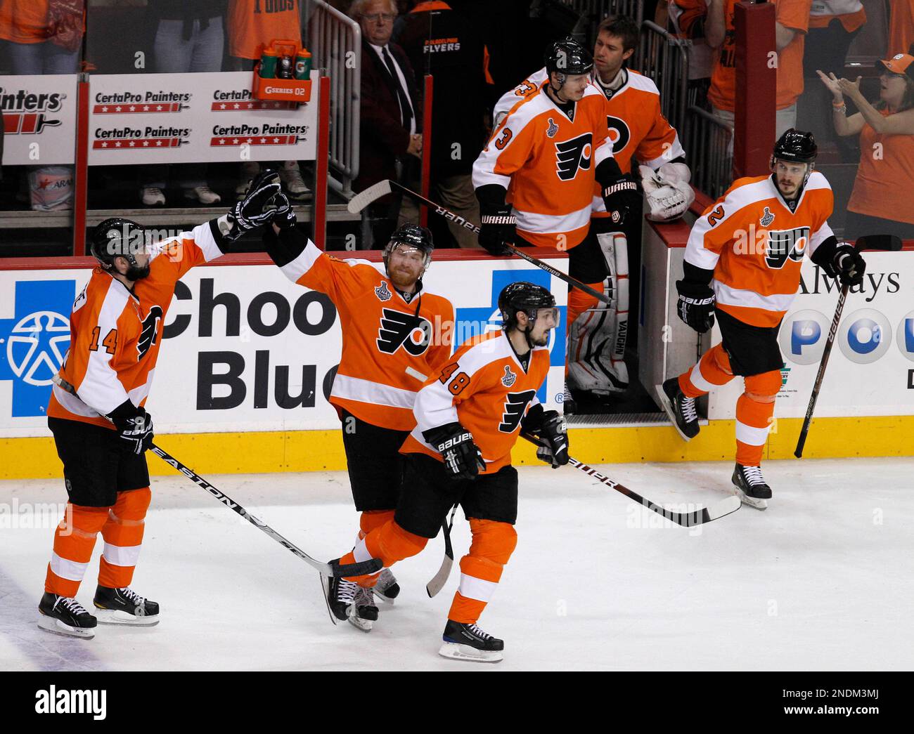 Philadelphia Flyers players skate out onto the ice to celebrate after beating the Chicago Blackhawks in Game 4 of the NHL Stanley Cup hockey finals on Friday, June 4, 2010, in Philadelphia. The Flyers won 5-3 to even the series 2-2. (AP Photo/Kathy Willens) Stockfoto