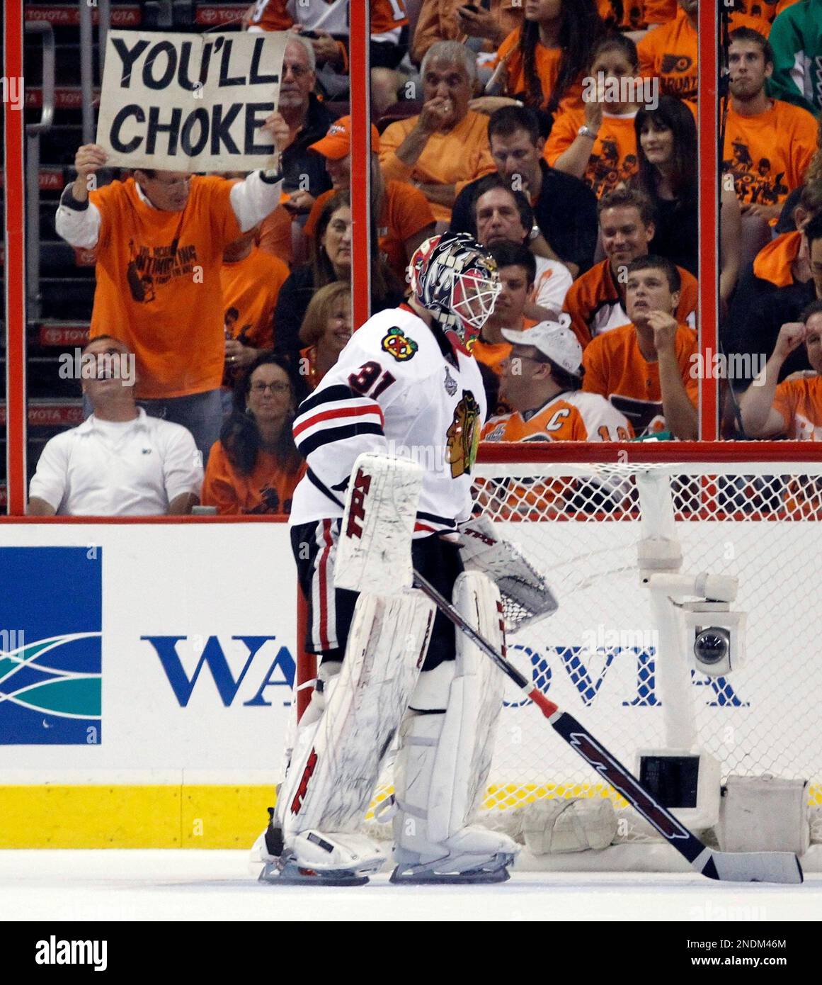 A Philadelphia Flyers fan holds up a sign for Chicago Blackhawks goalie Antti Niemi (31), of Finland, in the first period of Game 4 of the NHL Stanley Cup hockey finals on Friday, June 4, 2010, in Philadelphia. (AP Photo/Matt Slocum) Stockfoto