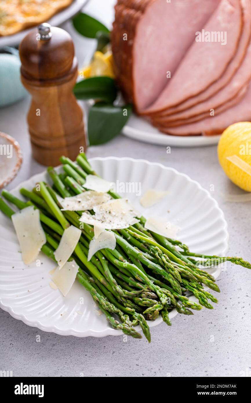 Spargel, gekocht auf einem Teller mit Parmesankäse Stockfoto