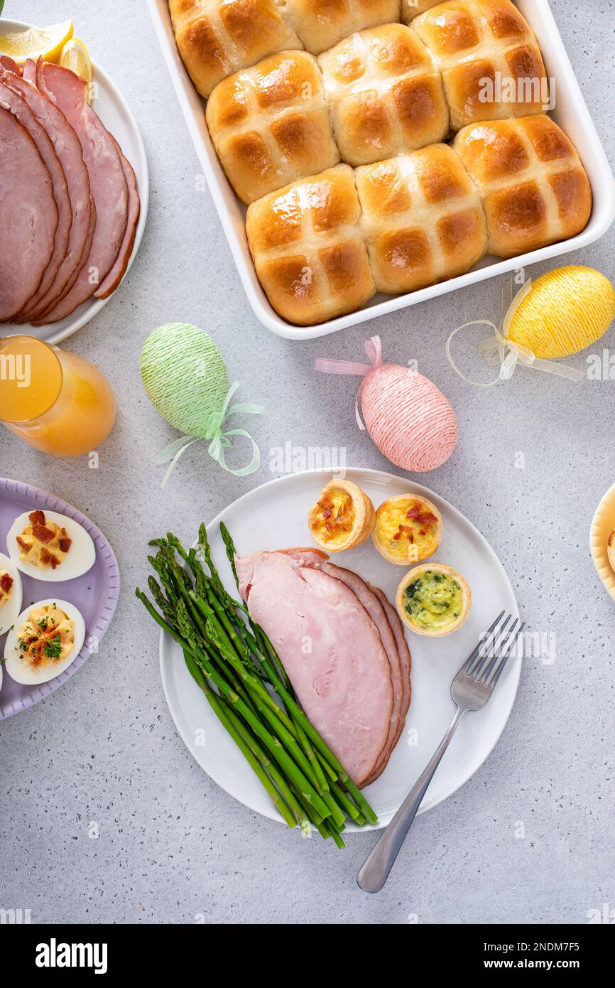Schinken, Spargel und Mini-Quiches für den Brunch zum Abendessen, serviert auf einem Teller Stockfoto