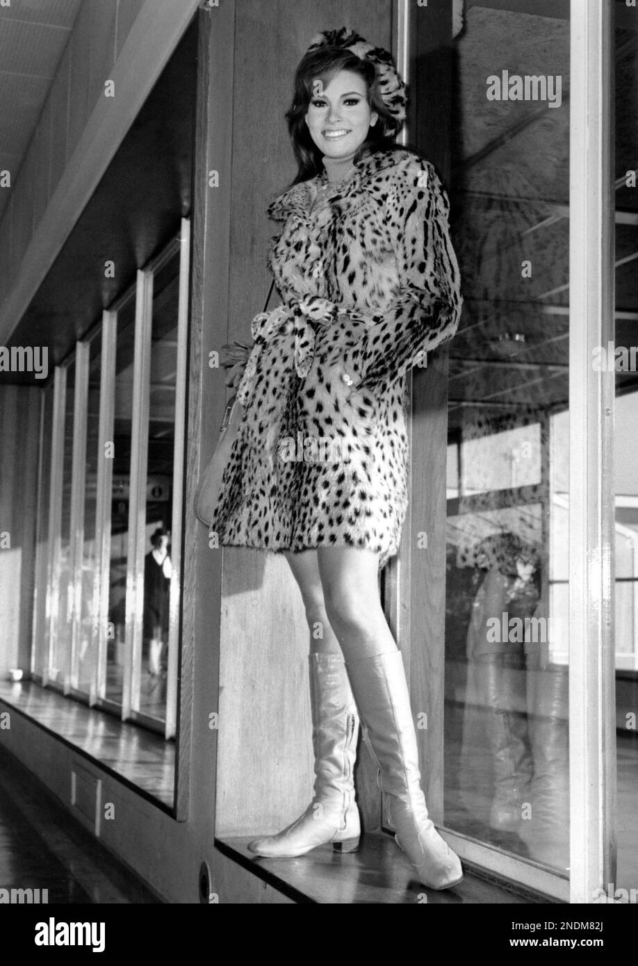 AKTE: Raquel Welch, in London, trägt einen Pelzmantel mit Leopardenmuster, 1967 Aktenzeichen 33751 135THA Kredit: PictureLux/The Hollywood Archive/Alamy Live News Stockfoto