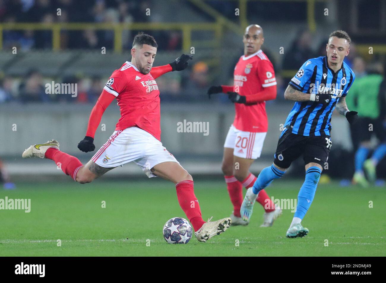 Brügge, Belgien. 15. Februar 2023. Nicolas Otamendi (L) aus Benfica tritt am 15. Februar 2023 während der 1.-teiligen UEFA Champions League-Runde 16 zwischen dem Club Brügge und Benfica im Jan Breydel Stadium in Brügge, Belgien, an. Kredit: Zheng Huansong/Xinhua/Alamy Live News Stockfoto