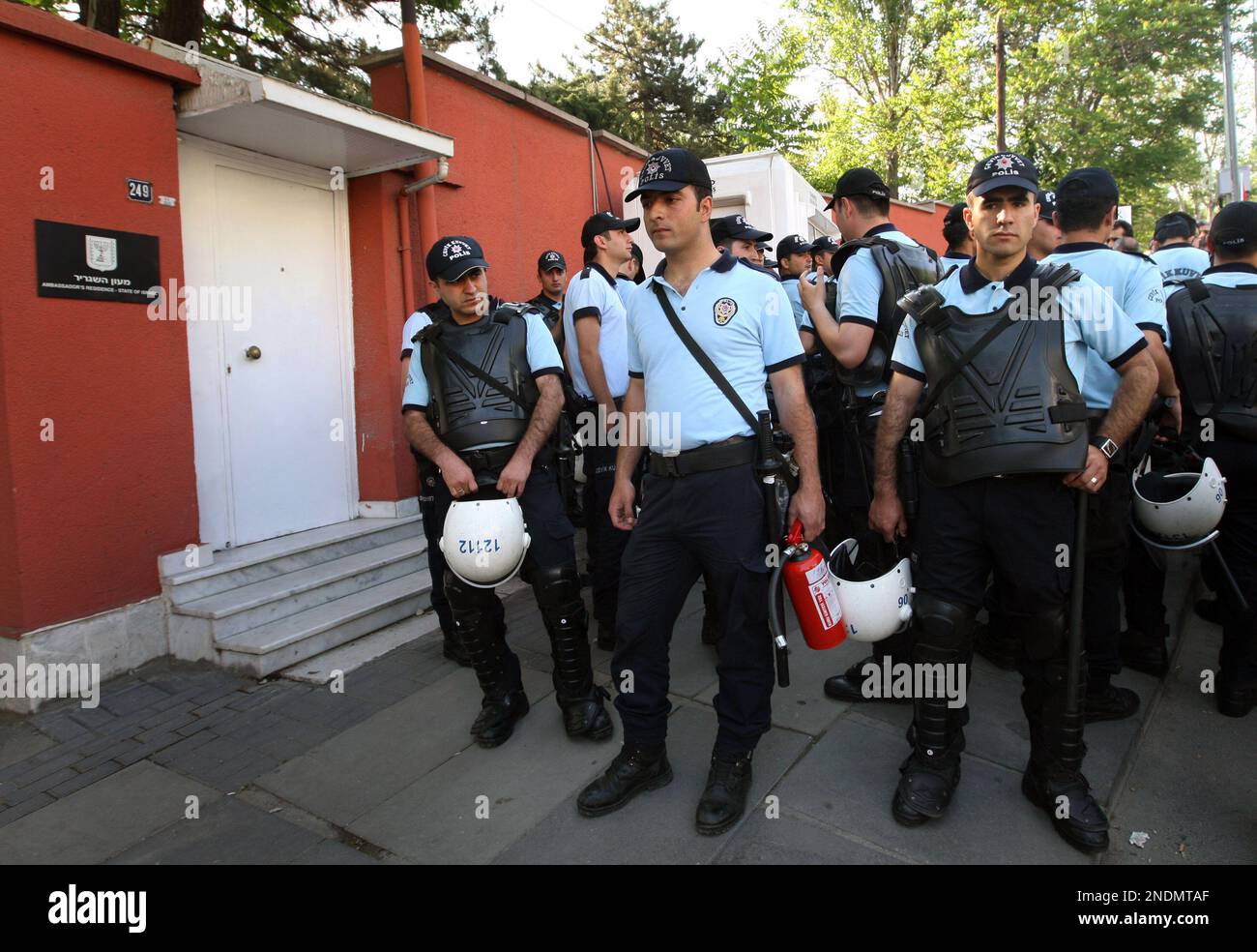 Riot police surround pro-Palestinian Turks protesting against Israel ...