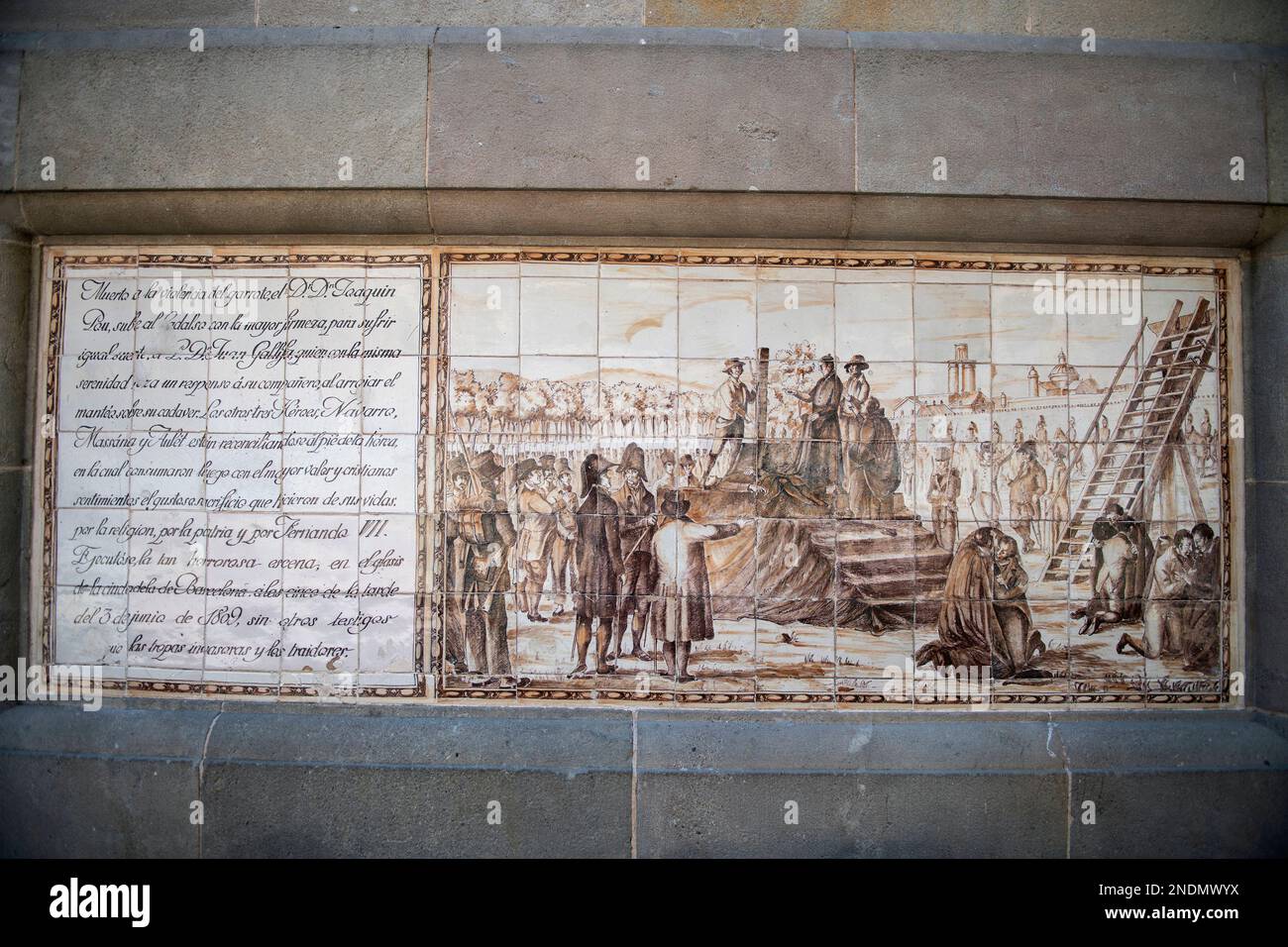 Keramikfliesen aus dem Jahr 1929, die die Hinrichtungen von Helden des katalanischen Widerstands gegen napoleonische Truppen im Jahr 1809 durch Garroten darstellen, das Denkmal für die Märtyrer von 1 Stockfoto