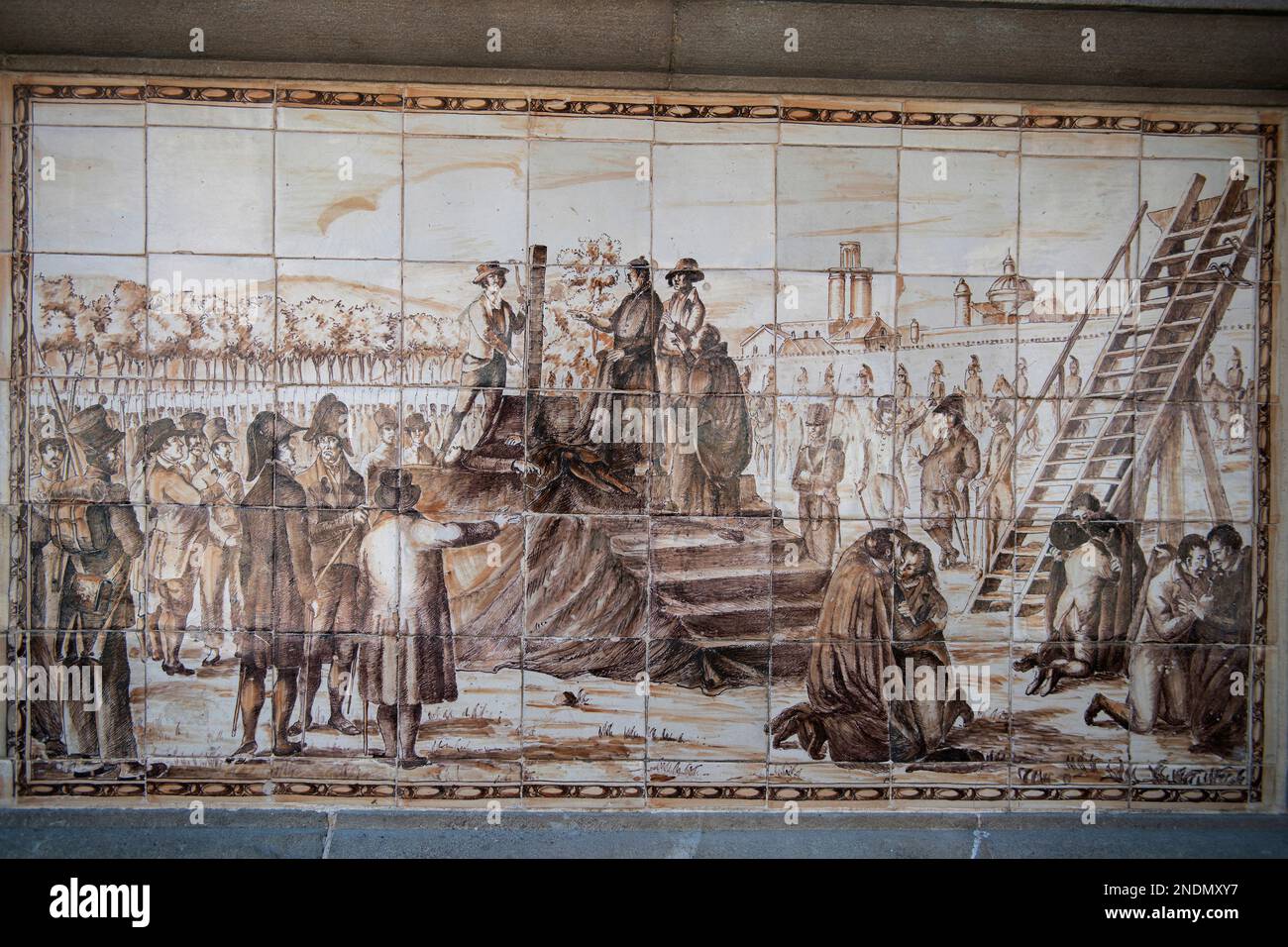 Keramikfliesen aus dem Jahr 1929, die die Hinrichtungen von Helden des katalanischen Widerstands gegen napoleonische Truppen im Jahr 1809 durch Garroten darstellen, das Denkmal für die Märtyrer von 1 Stockfoto