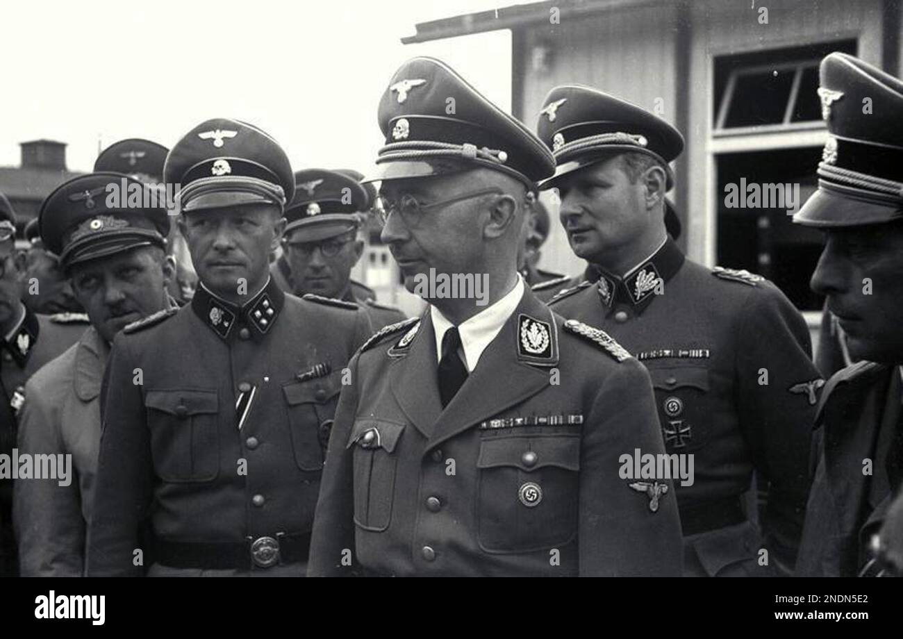 Ein Foto, das bei einem Besuch von Heinrich Himmler im Konzentrationslager Mauthausen im April 1941 aufgenommen wurde. Direkt rechts von Himmler befinden sich Franz Ziereis und August Eigruber. Links von Himmler sind Karl Wolff und Franz Kutschera. Stockfoto