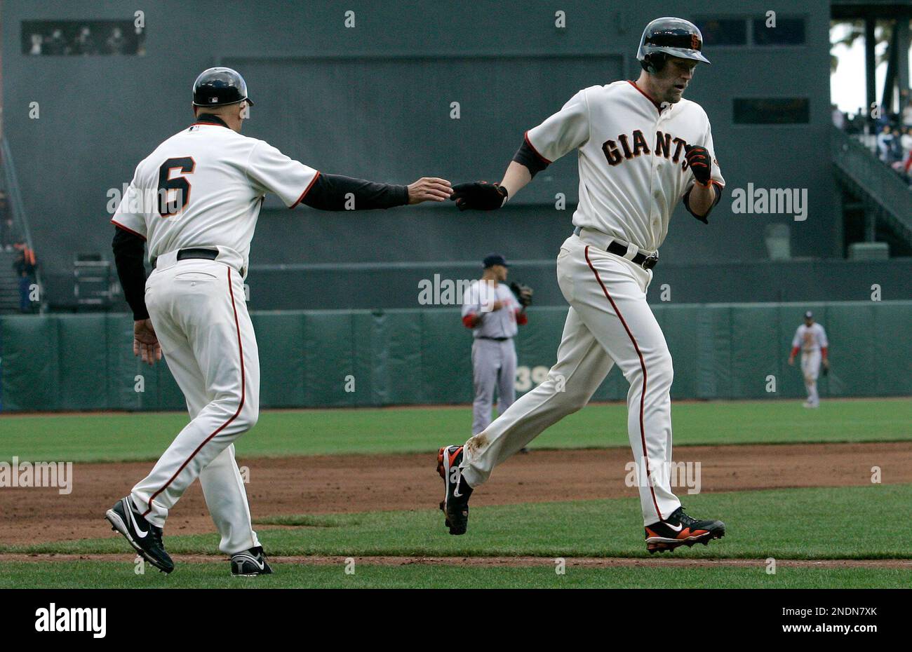 San Francisco Giants' Aubrey Huff, right, is congratulated by third base coach Tim Flannery after hitting a solo home run off of Washington Nationals' Craig Stammen in the fourth inning of a baseball game in San Francisco, Thursday, May 27, 2010. (AP Photo/Jeff Chiu) Stockfoto
